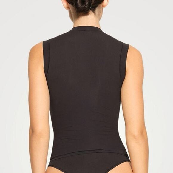 SKIMS Fits Everybody Mock Neck Tank Fitted Onyx Black NWT Medium - Picture 2 of 9